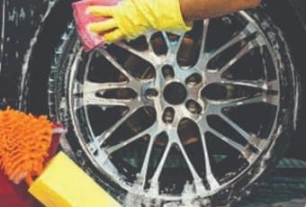 Lavage à la mousse d'une voiture par Wash Auto à Marrakech
